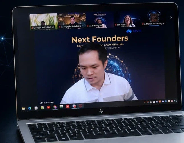 Máy tính hiển thị buổi học Next Founders, thể hiện hoạt động cập nhật công nghệ trực tuyến.